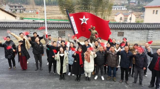 RNG历史最菜下路？败给BLG后，lwx被冲了！大量网友留言：退役吧